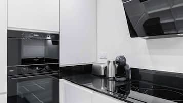 Jääkaappi, mikroaaltouuni, liesi, kahvin-/teenkeitin