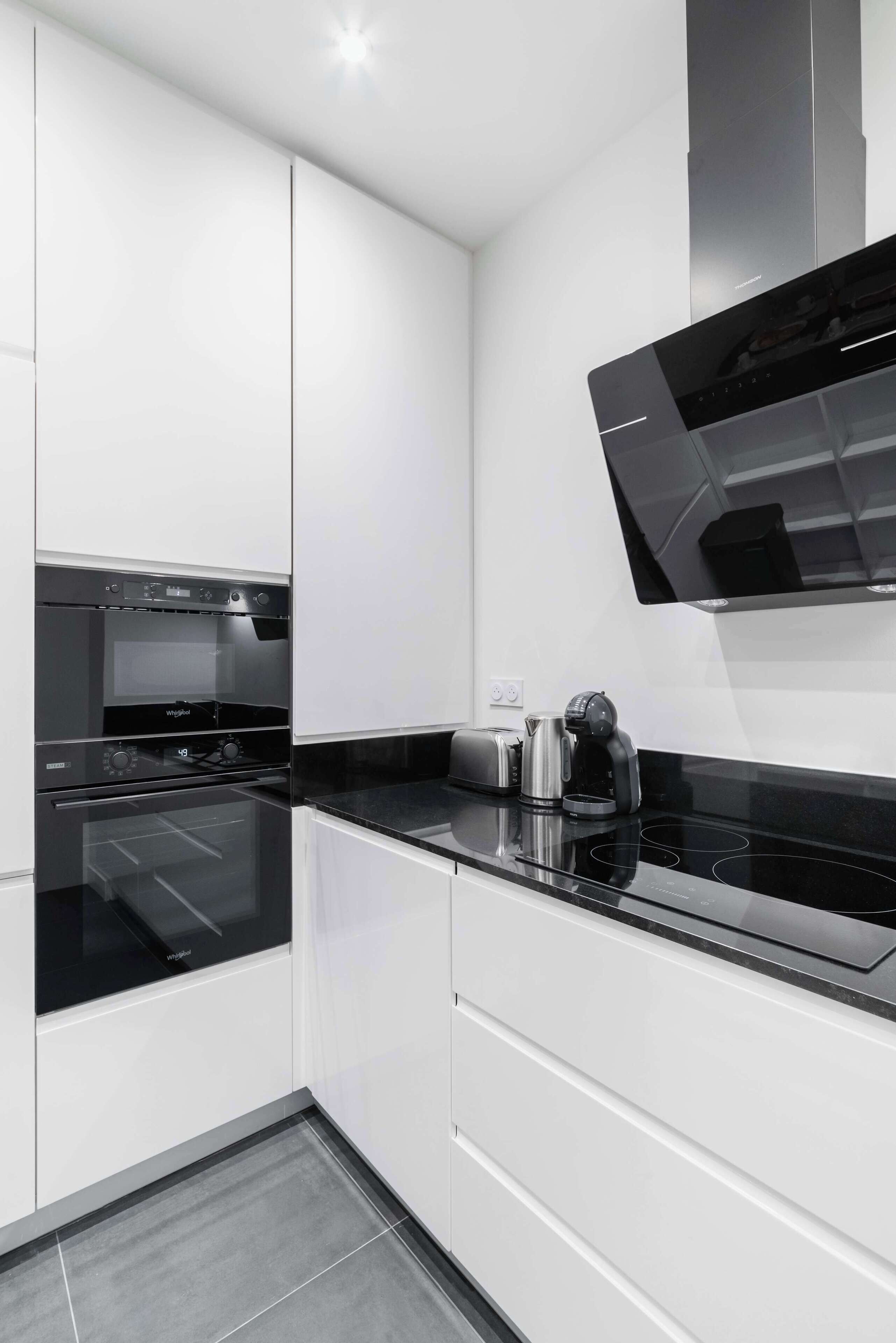 Geladeira, micro-ondas, cooktop, cafeteira/chaleira