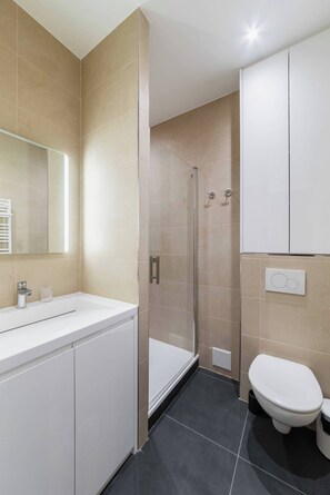 Shower, hair dryer, towels, shampoo