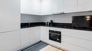 Kaffetrakter/tekoker, kjøleskap, mikrobølgeovn og kokeplater