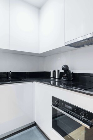 Refrigerador, microondas, placa de cocina, cafetera/tetera