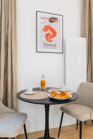 Dining - Studio refait a neuf montmartre - paris 18 - 2P (Paris)