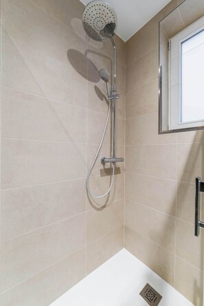 Shower, hair dryer, towels, shampoo