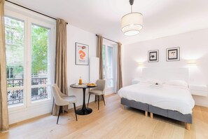 Tabla de planchar con plancha, wifi y ropa de cama 