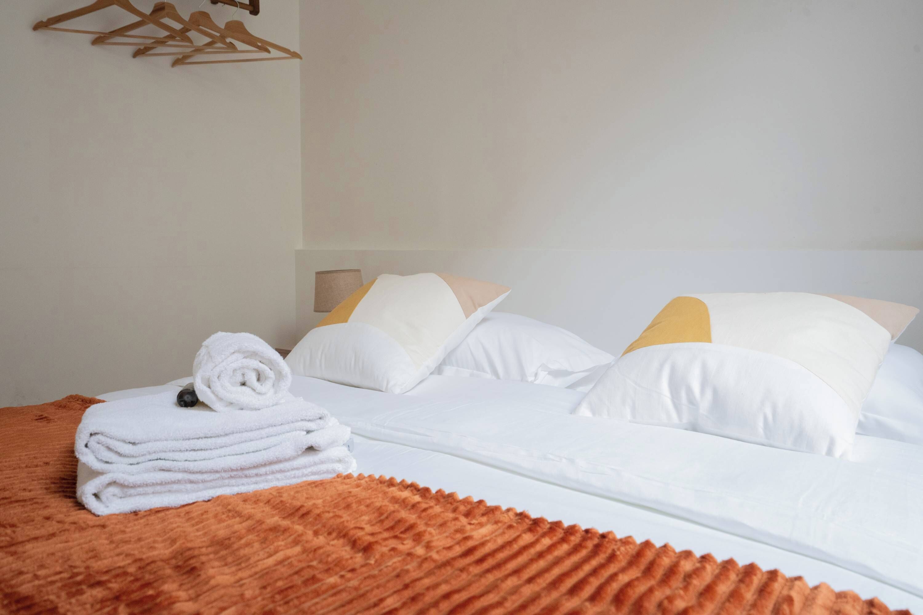 1 dormitorio, tabla de planchar con plancha, wifi y ropa de cama