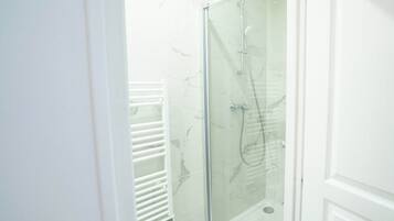 Douche, sĂšche-cheveux, serviettes fournies