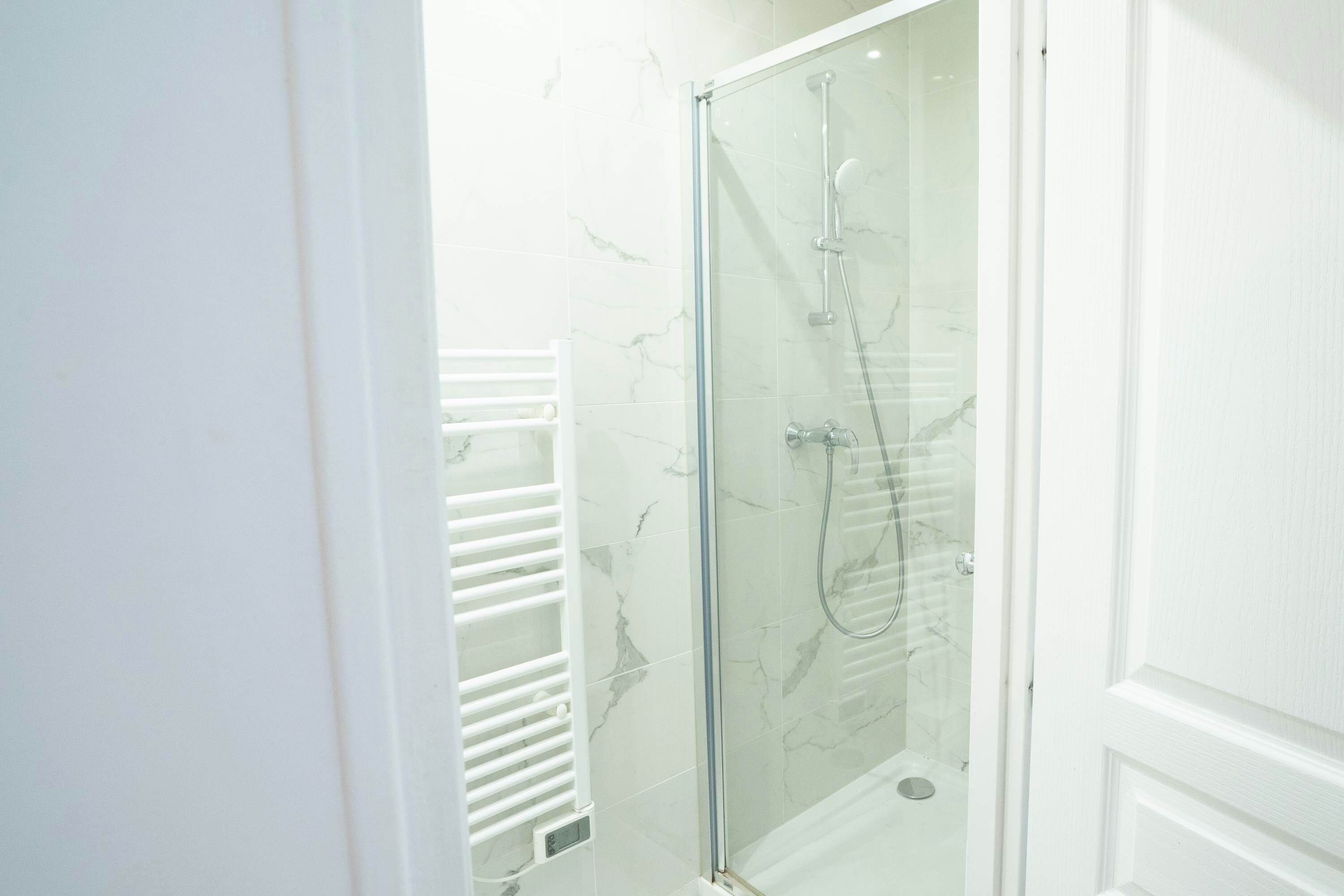 Douche, articles de toilette gratuits, sèche-cheveux