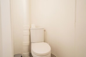 Dusj, toalettartikler (inkludert), hårføner og håndklær