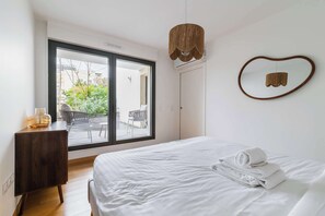 1 bedroom, desk, iron/ironing board, bed sheets - Appartement lumineux avec terrasse Courbevoie - 4P (Courbevoie)
