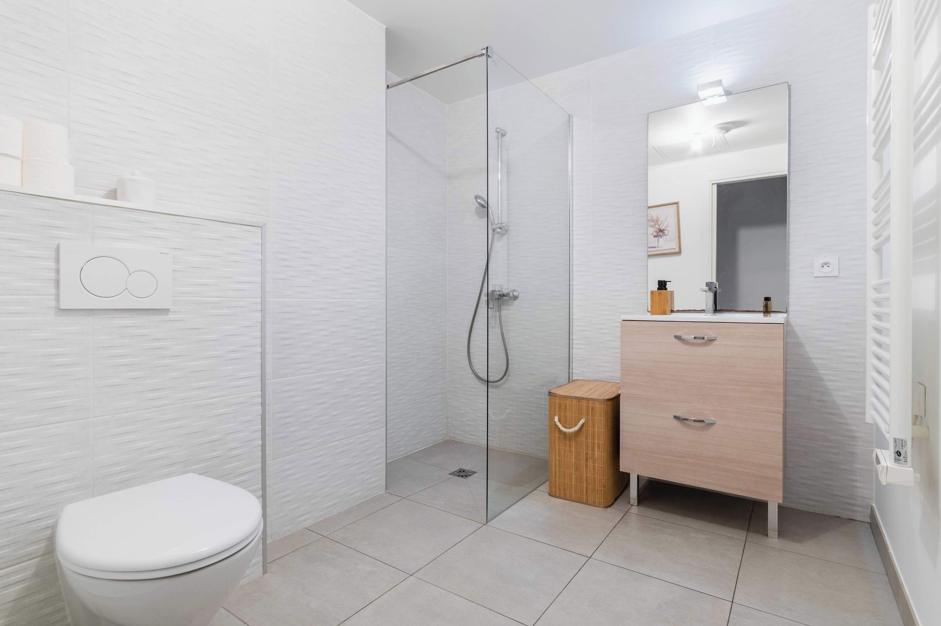 Een douche, een haardroger, handdoeken, shampoo