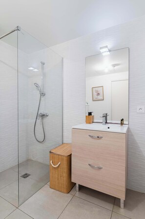 Shower, hair dryer, towels, shampoo - Appartement lumineux avec terrasse Courbevoie - 4P (Courbevoie)