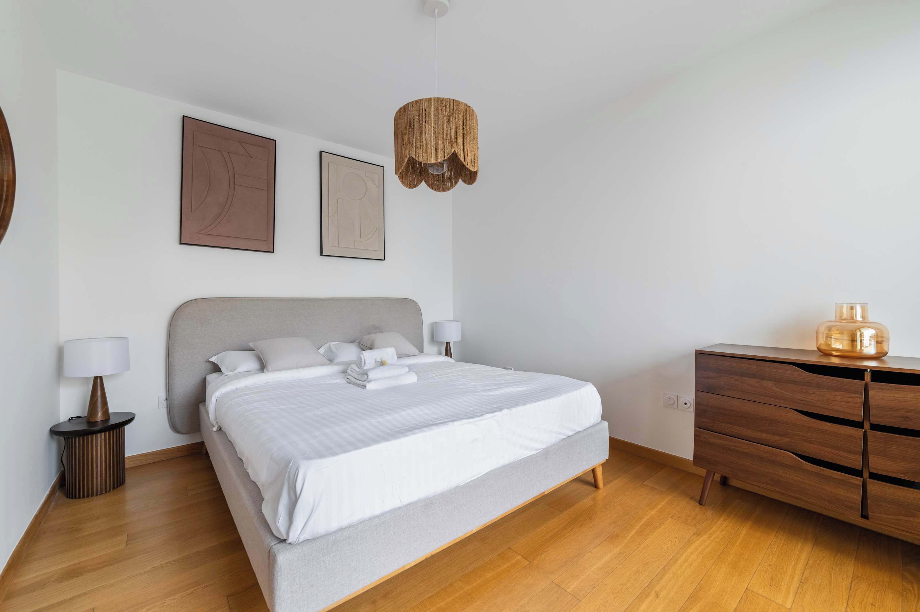 1 多间卧室、办公桌、熨斗/熨衣板、床单