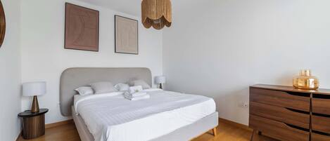 1 makuuhuone, työpöytä, silitysrauta/-lauta, vuodevaatteet