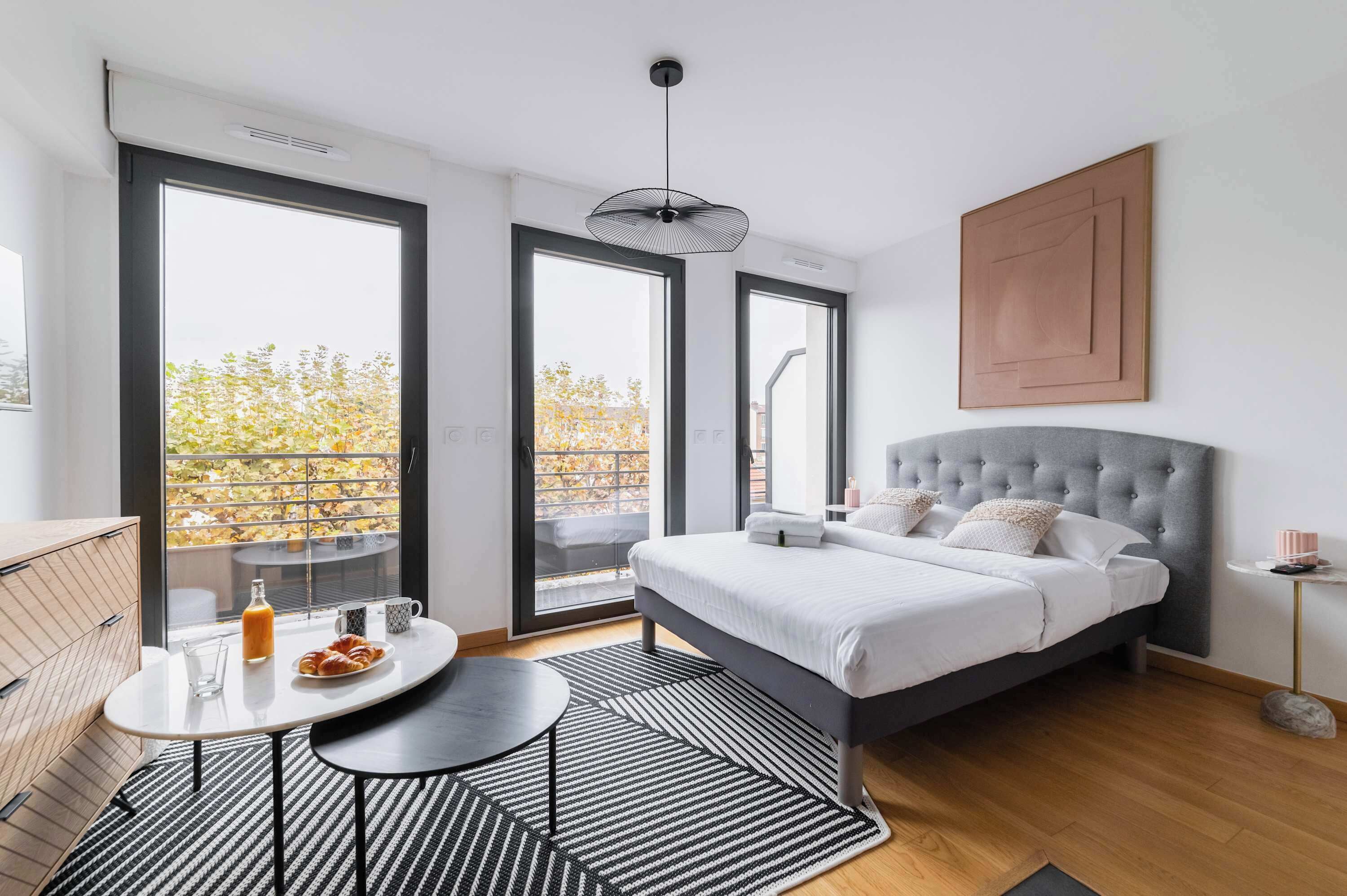 Skrivebord, strygejern/strygebræt, sengetøj