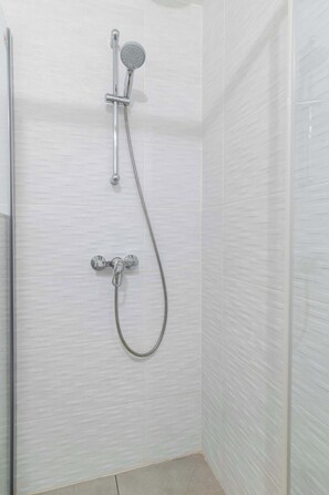 Dusche, Haartrockner, HandtĂŒcher, Shampoo