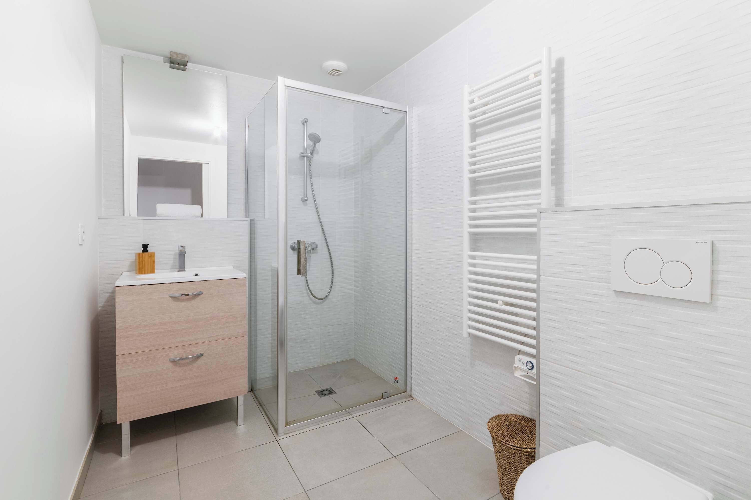 Een douche, een haardroger, handdoeken, shampoo