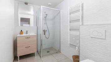 Een douche, een haardroger, handdoeken