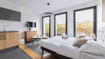 Een bureau, een strijkplank/strijkijzer, beddengoed