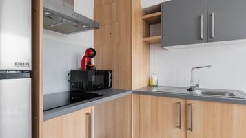 Réfrigérateur, micro-ondes, plaque de cuisson, cafetiÚre/bouilloire