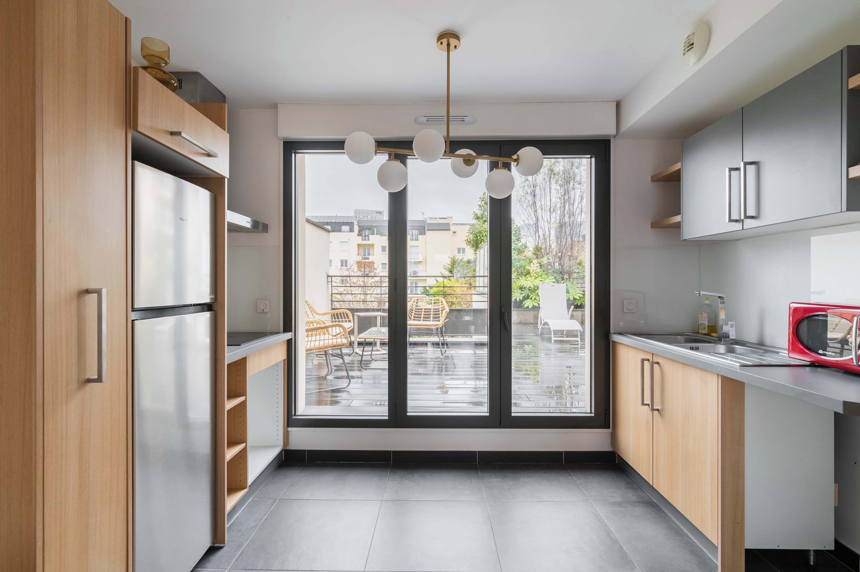 Frigorífic, microones, placa de cuina i cafetera i tetera 