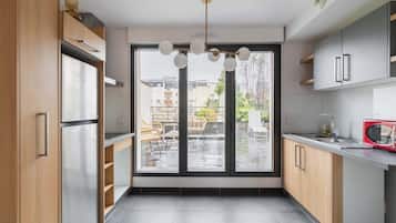 Fridge, microwave, stovetop, coffee/tea maker