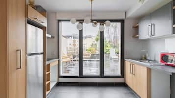 Een koelkast, een microgolfoven, een kookplaat