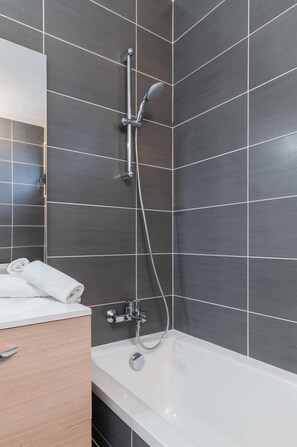 Dusche, Haartrockner, HandtĂŒcher, Shampoo