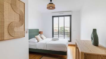 2 slaapkamers, een bureau, een strijkplank/strijkijzer, beddengoed