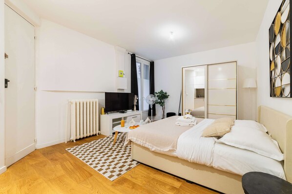 Iron/ironing board, WiFi, bed sheets