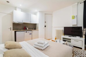 Iron/ironing board, WiFi, bed sheets
