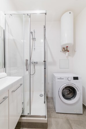 Douche, sèche-cheveux, serviettes fournies