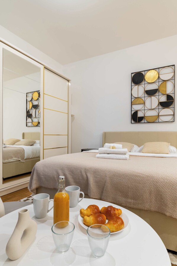 Iron/ironing board, WiFi, bed sheets