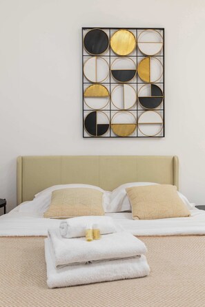 Iron/ironing board, WiFi, bed sheets