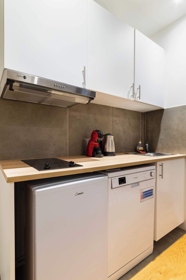 Wasserkocher mit Kaffee-/Teezubehör, Kühlschrank, Mikrowelle, Herdplatte