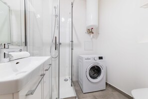 Shower, hair dryer, towels, shampoo - Studio agreable et bien placee - Paris 18 - 2P (Paris)
