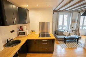 Fridge, microwave, stovetop, coffee/tea maker