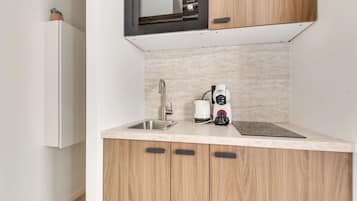 Réfrigérateur, micro-ondes, plaque de cuisson, cafetière/bouilloire