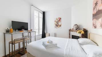 Een strijkplank/strijkijzer, wifi, beddengoed