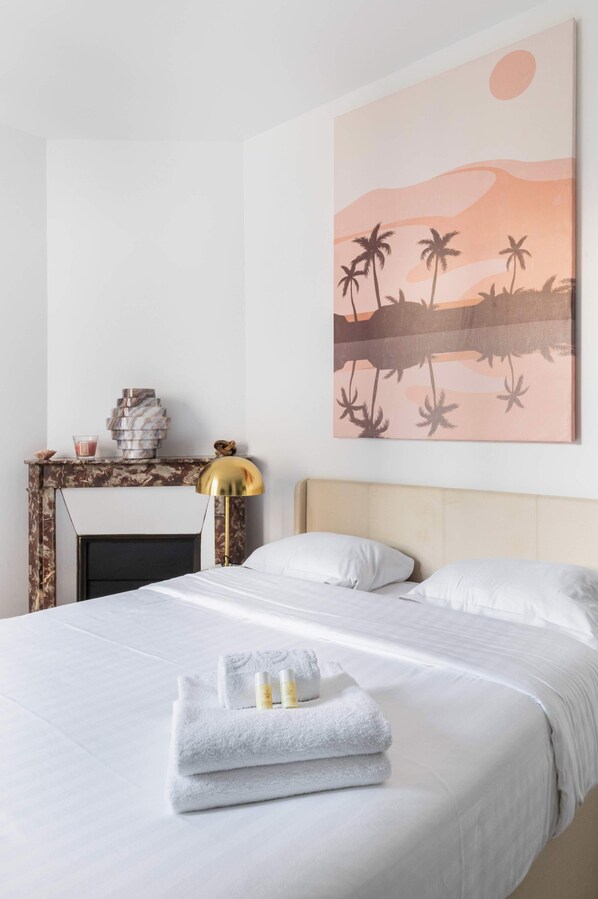 Iron/ironing board, WiFi, bed sheets