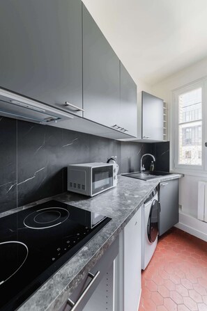 Refrigerador, microondas, placa de cocina, cafetera/tetera