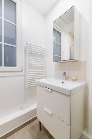 Dusj, hårføner og håndklær