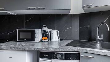 Een koelkast, een magnetron, een kookplaat