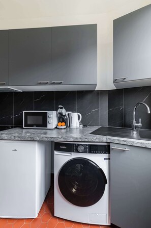 Fridge, microwave, stovetop, coffee/tea maker