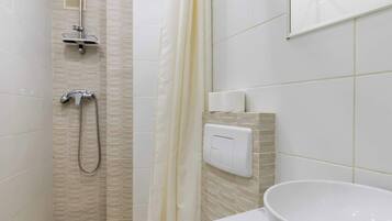 Een douche, een haardroger, handdoeken, shampoo