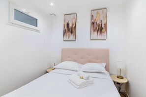 1 slaapkamer, een strijkplank/strijkijzer, wifi, beddengoed