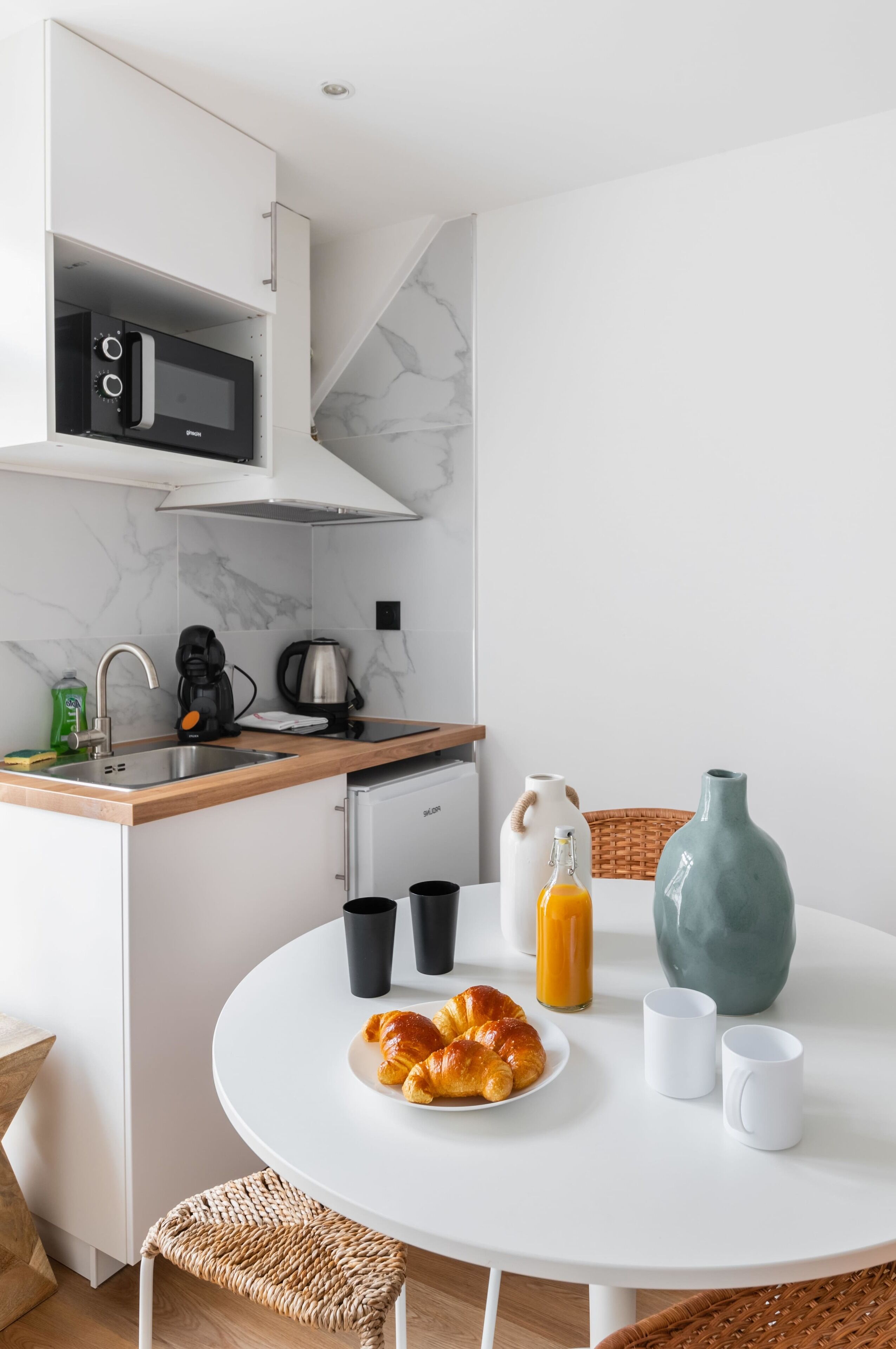 Frigorifero, microonde, piano cottura, macchina per tè/caffè