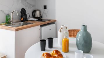 Frigorifero, microonde, piano cottura, macchina per tè/caffè