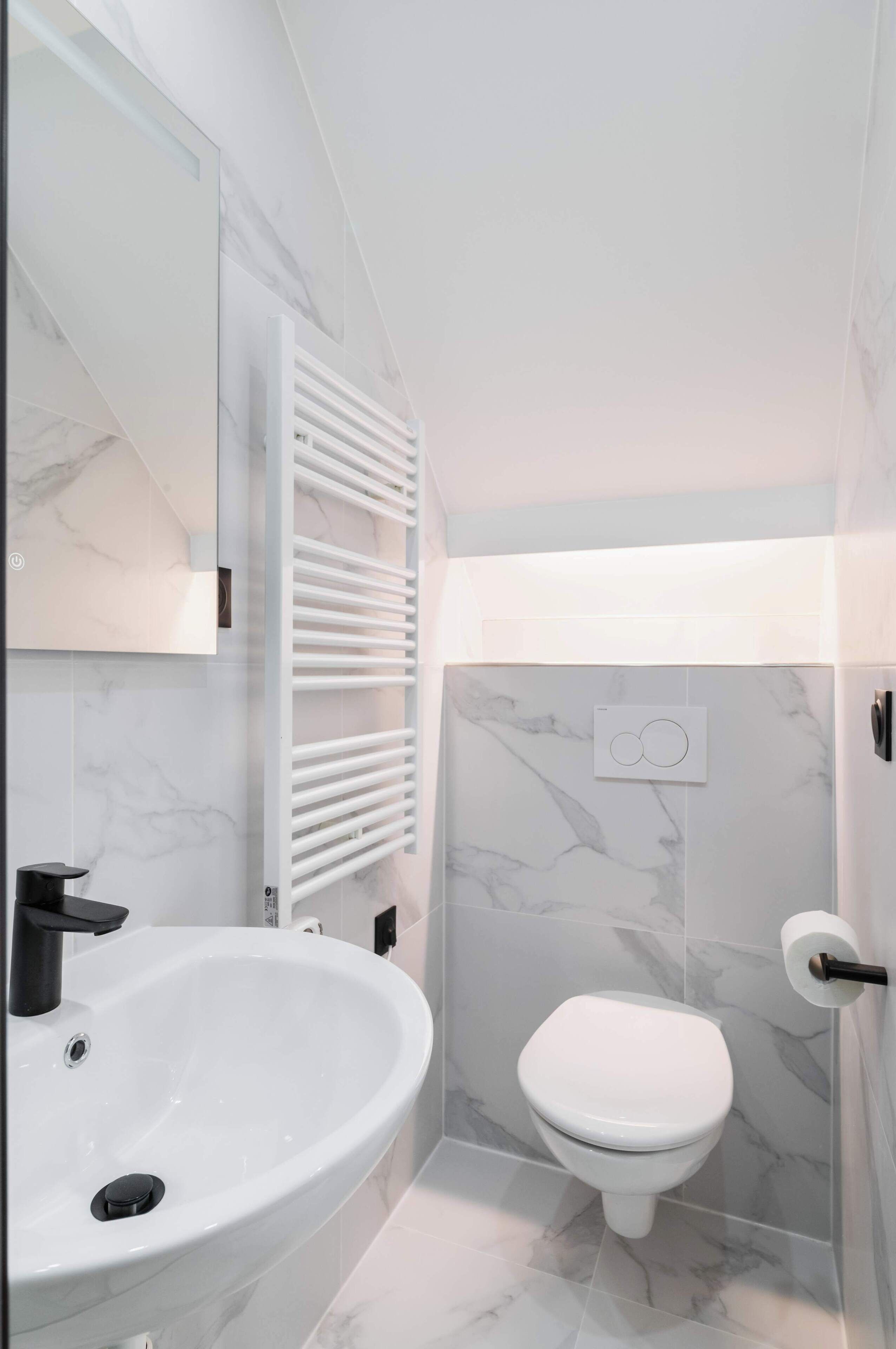 Douche, sèche-cheveux, serviettes fournies, shampoing