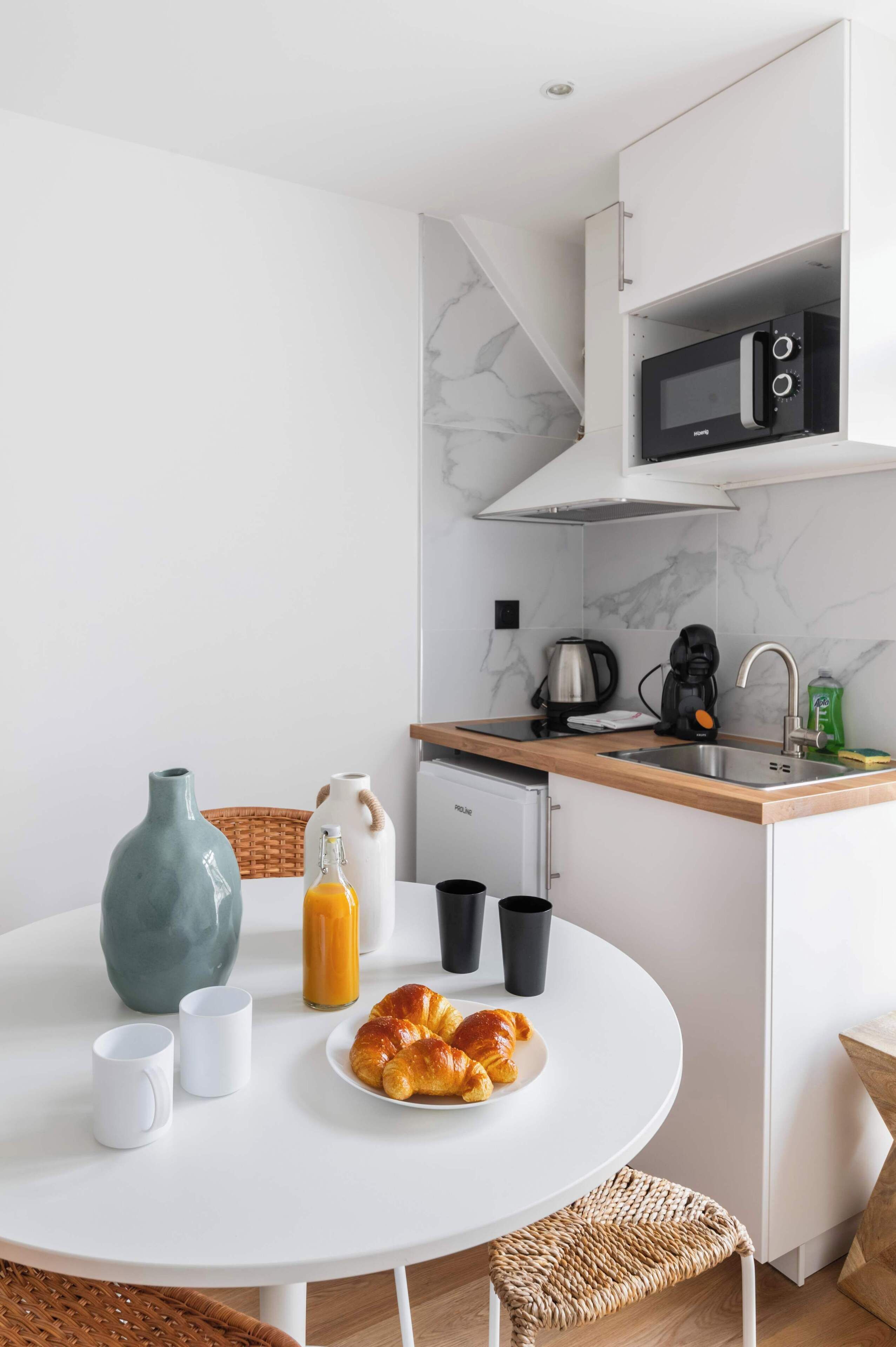 Coffee/tea maker, fridge, microwave, stovetop
