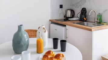 Coffee/tea maker, fridge, microwave, stovetop